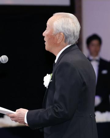 尾崎将司さんのお別れの会で弔辞を読む青木功さん＝１６日午前、東京都内のホテル