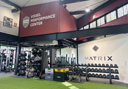 Ｊ１神戸の新設のトレーニング施設に導入された器具＝１６日、神戸市