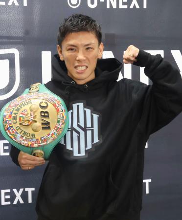 ＷＢＣライトフライ級王座奪取から一夜明け、ポーズをとる岩田翔吉＝１６日、東京都新宿区の帝拳ジム