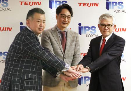 記者会見を終え、写真に納まる京都大ｉＰＳ細胞研究所の戸口田淳也所長補佐（右）ら＝１６日午後、京都市下京区