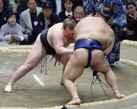 安青錦（左）が押し出しで高安を下す＝エディオンアリーナ大阪