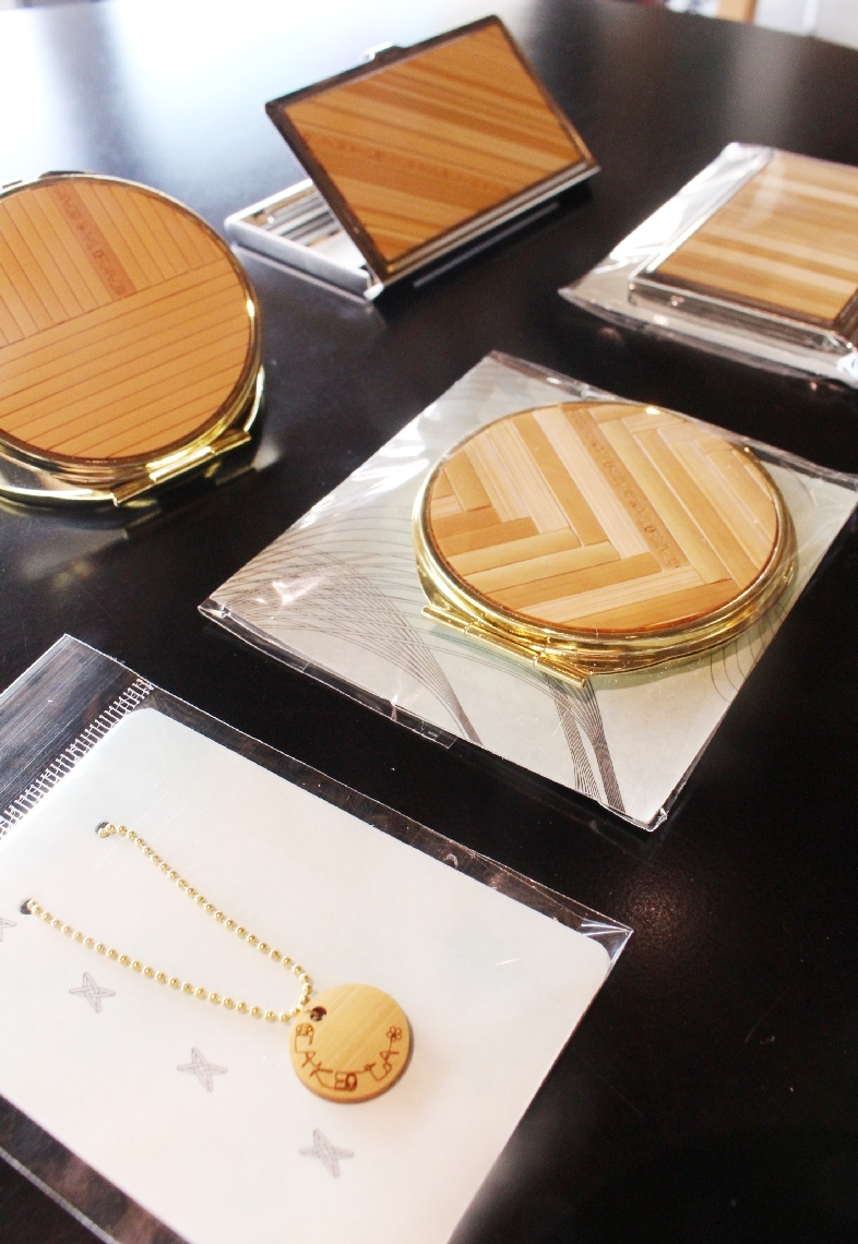 長谷川絢さんが監修したキーホルダー、コンパクトミラー、名刺入れ