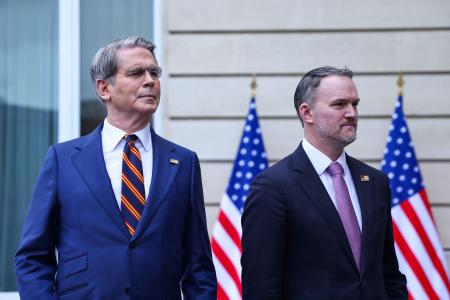 米通商代表部（ＵＳＴＲ）のグリア代表（右）とベセント米財務長官＝１６日、パリ（ロイター＝共同）