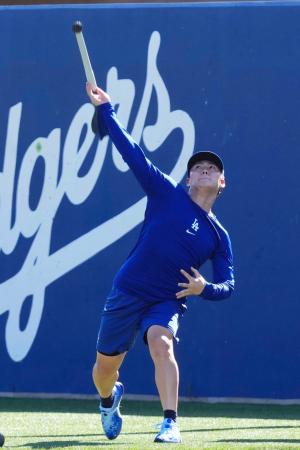 やり投げで調整するドジャース・山本＝グレンデール（共同）