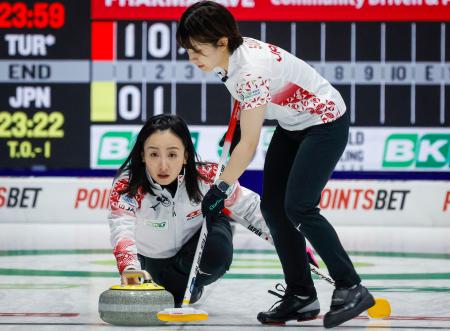 トルコに敗れた日本代表のロコ・ソラーレ＝１６日、カルガリー（Ｊｅｆｆ　ＭｃＩｎｔｏｓｈ／カナダ通信提供・ＡＰ＝共同）