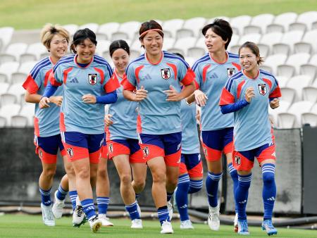 韓国戦に向け最終調整する高橋（中央）ら女子日本代表＝シドニー（共同）