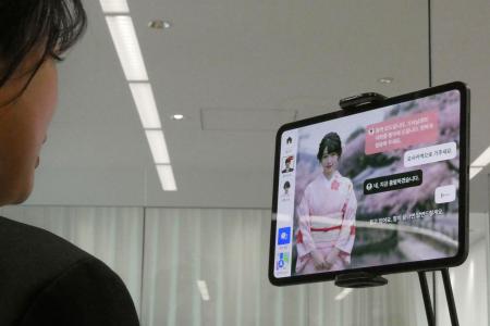実演で使われた「通訳モード」のタブレット画面＝２月、大阪市都島区