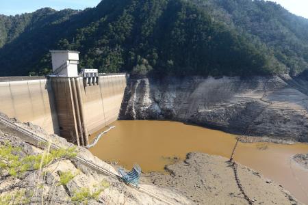 少雨の影響で貯水率が０％になった宇連ダム＝１７日午後３時３７分、愛知県新城市