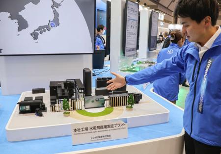 「水素・燃料電池展」でトヨタ自動車が出展した、水電解装置の実証機の模型＝１７日午後、東京都江東区の東京ビッグサイト