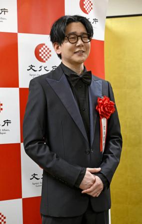 ２０２５年度芸術選奨で文部科学大臣新人賞を受賞し、取材に応じる声優の花江夏樹さん＝１７日午後、東京都内