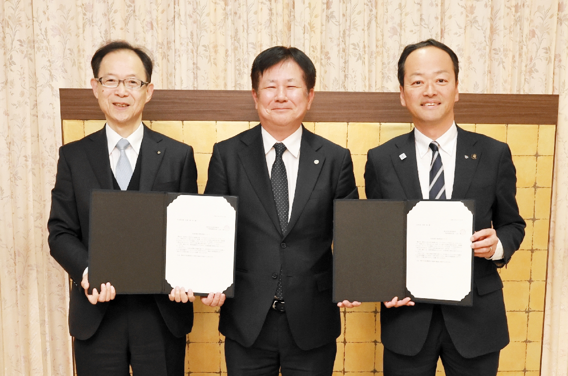 大型クレーン導入を表明した山本勇一社長（中央）ら