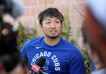 記者の質問に答えるカブス・鈴木＝メサ（共同）