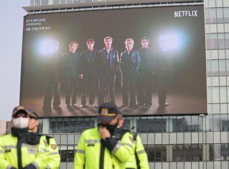 ソウル中心部・光化門広場にある大型モニターに映し出されたＢＴＳ公演のプロモーション映像＝１１日、ソウル（聯合＝共同）