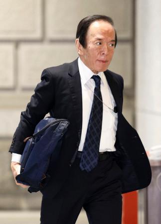 金融政策決定会合に出席するため、日銀本店に入る植田総裁＝１８日午前