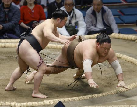 炎鵬（左）が突き落としで荒篤山を破る＝エディオンアリーナ大阪