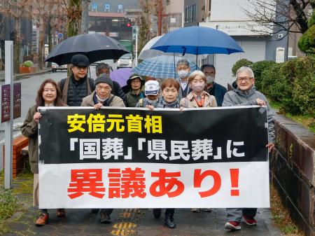 安倍元首相の県民葬費用返還請求訴訟で山口地裁に向かう原告ら＝１８日午後、山口市