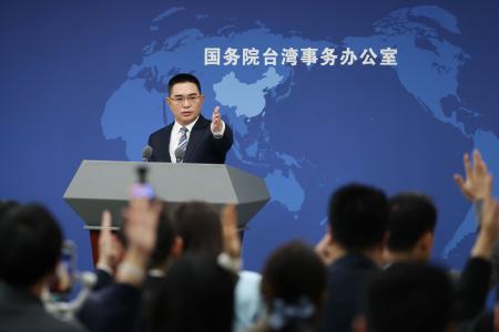 記者会見する中国国務院台湾事務弁公室の陳斌華報道官＝１８日、北京（ＣＮＳ＝共同）