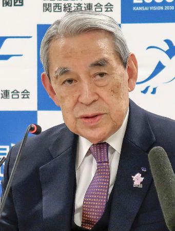 記者会見する関経連の松本正義会長＝１８日午後、大阪市北区