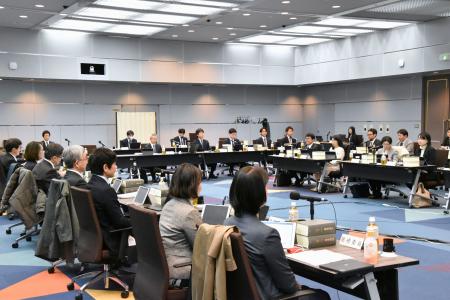 オンライン株主総会の要件緩和などの中間試案を取りまとめた法制審議会部会＝１８日午後、法務省