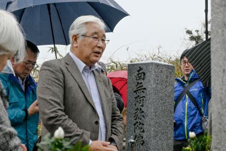 阪原弘さんの命日に墓参りする長男の弘次さん＝１８日午後、滋賀県日野町