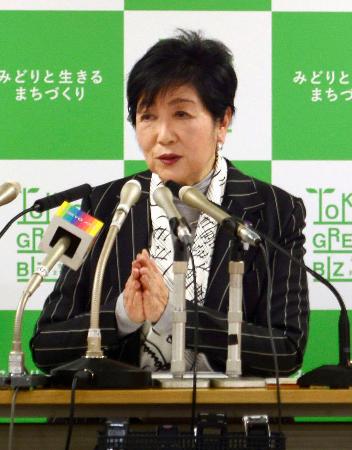 記者会見する東京都の小池百合子知事＝１９日午後、都庁