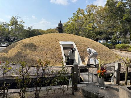 納められている骨つぼの再点検が行われた原爆供養塔＝１９日午前、広島市の平和記念公園
