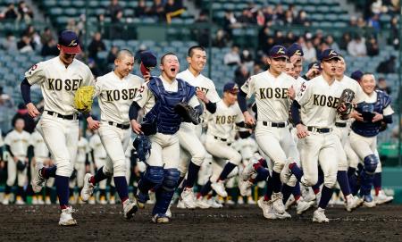 崇徳に勝利し、駆け出す八戸学院光星ナイン＝甲子園