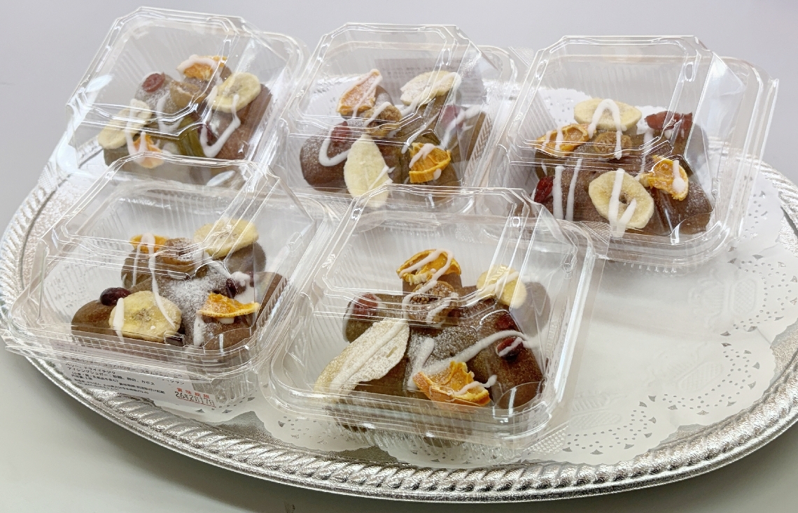 「ハマカンゾウ」をイメージした花びらの形の上にドライフルーツをのせた「シェアフラワー」