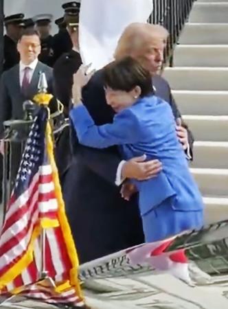 首脳会談を前に、トランプ米大統領とハグを交わす高市首相（手前）＝１９日、ワシントン（ホワイトハウスのＸから）