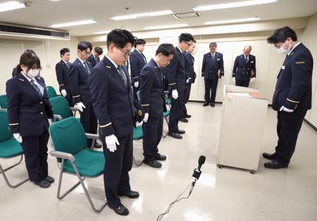 地下鉄サリン事件から３１年となり、東京メトロ霞ケ関駅で黙とうする駅員ら＝２０日午前８時１０分、東京都千代田区（代表撮影）