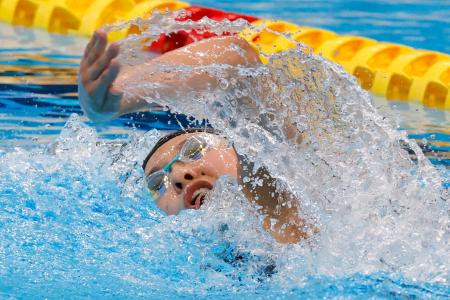 女子１５００メートル自由形（タイムレース）で力泳する梶本一花。１５分５８秒５９で優勝した＝東京アクアティクスセンター