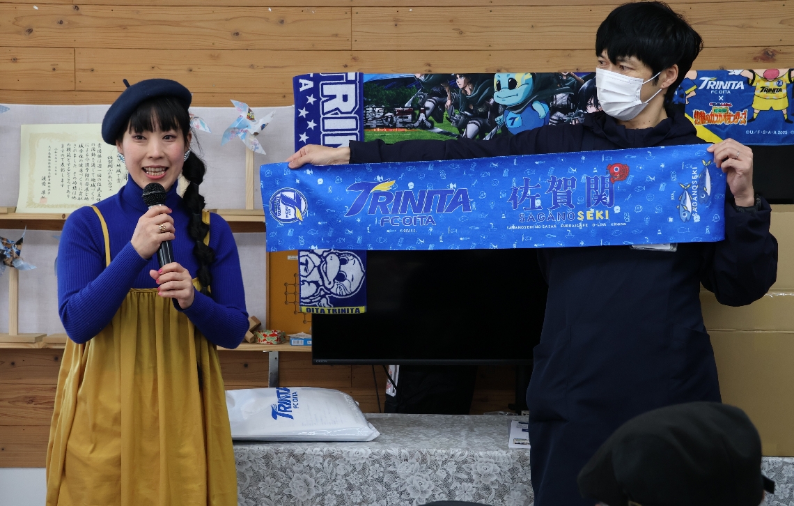 タオルのデザインについて説明するＫａｎａさん（左）