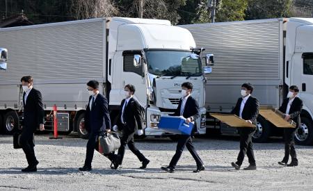 水谷水都代容疑者が勤務する会社の関係先へ家宅捜索に向かう三重県警の捜査員ら＝２１日午前８時５０分、広島市