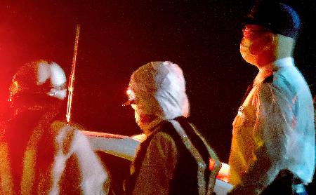 事故現場で実況見分に立ち会う杉林凌容疑者（中央）＝２１日午前３時４３分、富山市