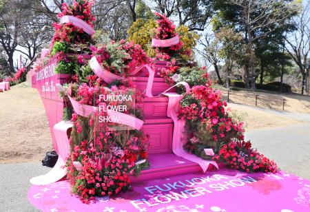 花の祭典「フクオカフラワーショー」の会場内に設置されたフォトスポット＝２０日、福岡市植物園