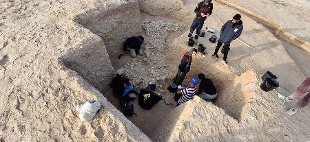 中東バーレーンで栄えたとされる、古代文明「ディルムン」の古墳を発掘調査する様子（アアリ古墳群西考古学プロジェクト提供）