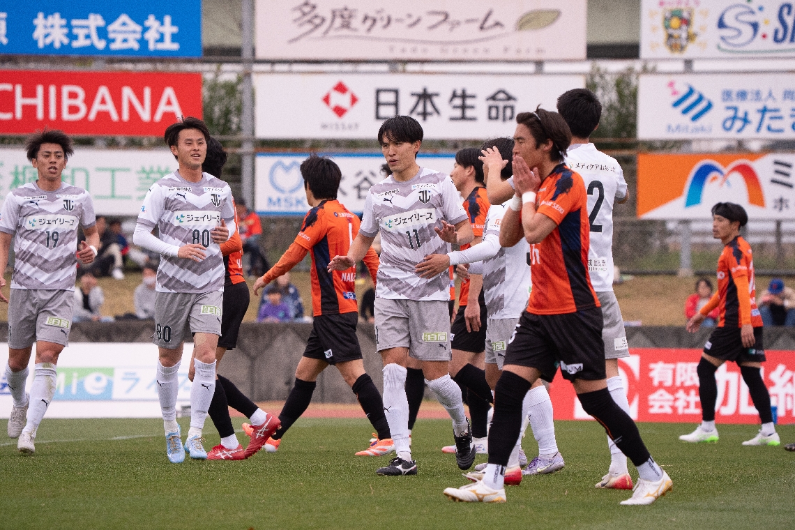 前半１５分、ＰＫを決めて仲間に駆け寄るＭＦ荻野（１１）