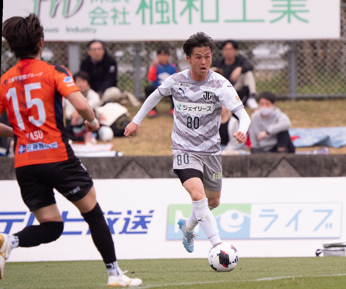 ドリブルで運ぶジェイリースのＦＷ岩岸