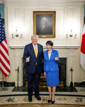 記念撮影に応じるトランプ米大統領（左）と高市首相（ホワイトハウスのホームページから）