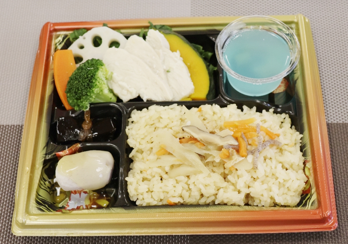 「かまど地獄」から着想した「釜めし風炊き込みご飯」などが入った「地獄めぐり弁当・バージョン１」
