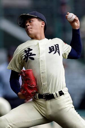高川学園戦に先発した英明・冨岡＝甲子園