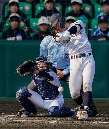 三重―佐野日大　６回裏三重２死満塁、大西が左前に先制２点打を放つ。捕手須田＝甲子園