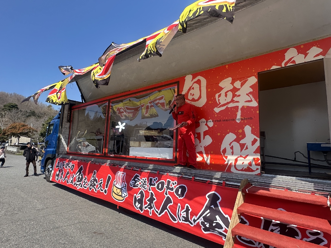 アクリル張りの窓から、マグロの解体ショーを見ることができる