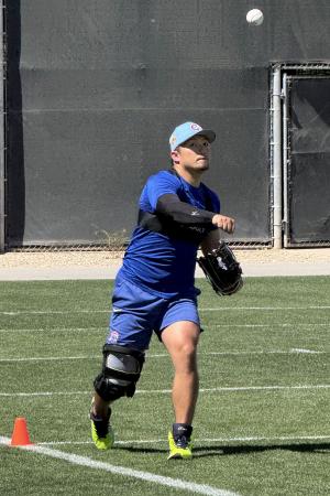 キャッチボールするカブスの鈴木＝メサ（共同）