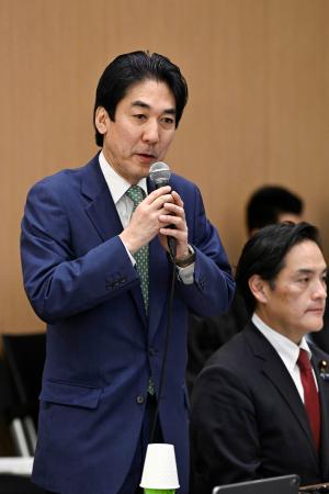 「社会保障国民会議」有識者会議の初会合であいさつする、城内・全世代型社会保障改革相＝２４日午前、東京都内のホテル