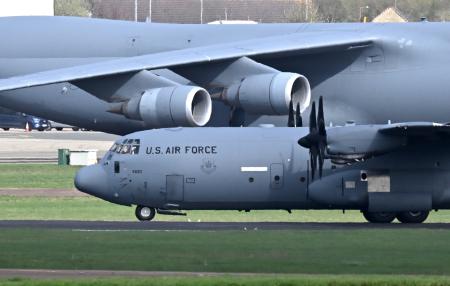 米軍のＣ１３０輸送機（手前）＝１７日（ゲッティ＝共同）