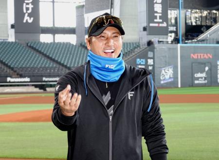 「ＳＨＩＮＪＯボード」について語る日本ハムの新庄監督＝２４日、エスコンフィールド北海道