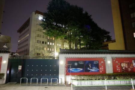在日中国大使館＝２４日午後７時３１分、東京都港区