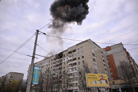 ２４日、ウクライナ・リビウで、ロシア軍による集合住宅への無人機攻撃後に立ち上る煙（ゲッティ＝共同）
