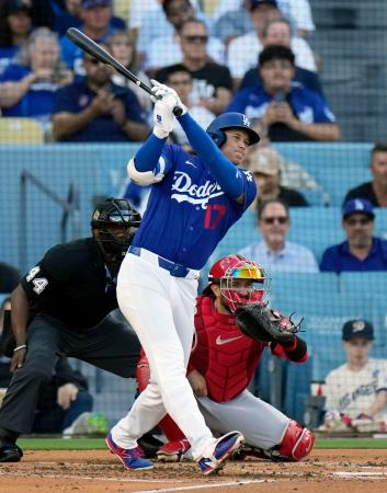 エンゼルス戦の４回、右前打を放つドジャース・大谷＝ロサンゼルス（共同）